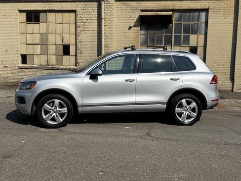 Used 2012 Volkswagen Touareg Sport image 6