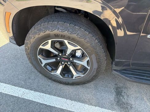 Used 2025 GMC Yukon XL AT4 image 10