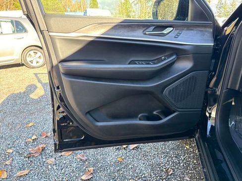 New 2025 Jeep Grand Cherokee Limited w/ Black Appearance Package image 15