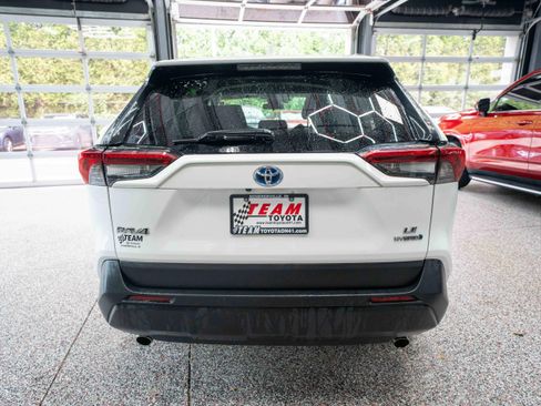 Used 2019 Toyota RAV4 LE w/ Carpet Mat Package AWD/4WD image 3