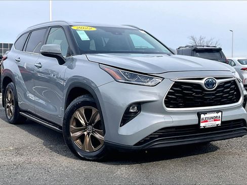 Used 2022 Toyota Highlander Bronze Edition image 2