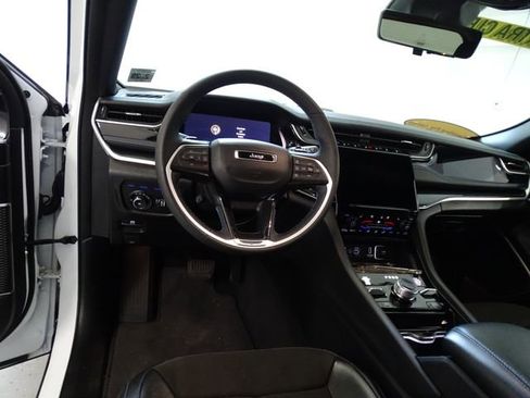 Certified 2023 Jeep Grand Cherokee Trailhawk w/ Luxury Tech Group III AWD/4WD image 5