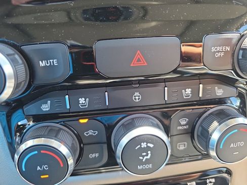 Used 2022 RAM 1500 Laramie AWD/4WD image 30