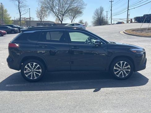 Used 2025 Toyota Corolla Cross XLE image 4