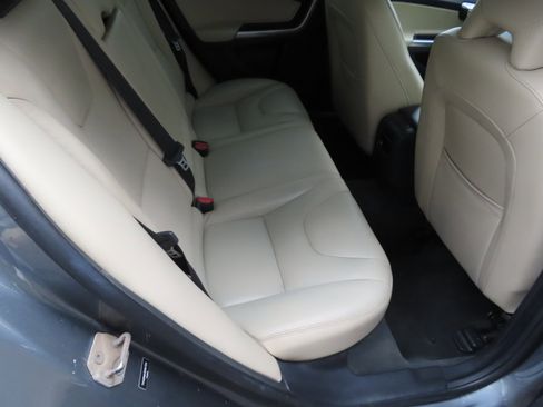 Used 2017 Volvo V60 T5 Cross Country w/ Convenience Package image 14