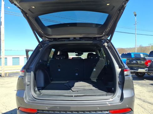 Used 2023 Jeep Grand Cherokee Altitude AWD/4WD image 7