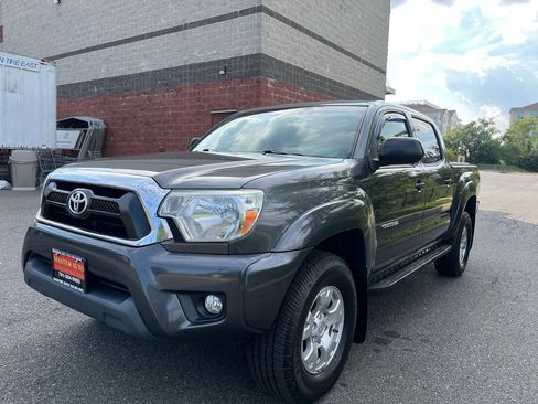 Used 2015 Toyota Tacoma 4x4 Double Cab w/ TRD Off-Road Package image 3