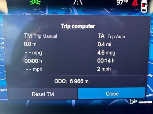 Certified 2025 Volvo XC40 B5 Plus AWD/4WD image 23