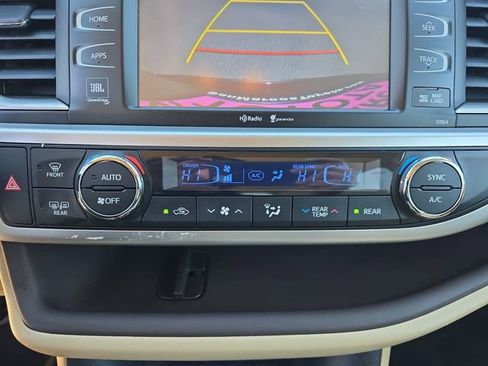 Used 2015 Toyota Highlander Limited image 25
