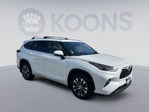 Used 2023 Toyota Highlander XLE AWD/4WD image 10
