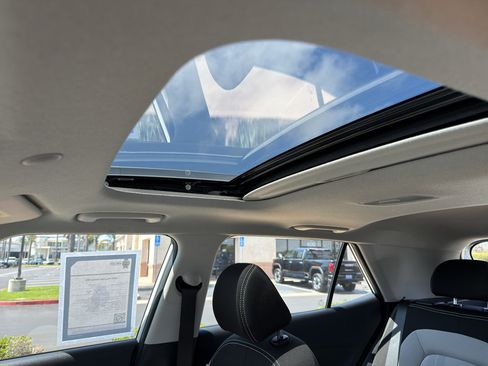 Used 2025 Hyundai Venue SEL FWD image 14