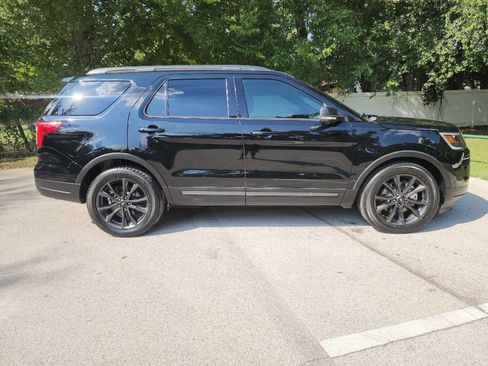 Used 2018 Ford Explorer XLT w/ Equipment Group 202A image 10