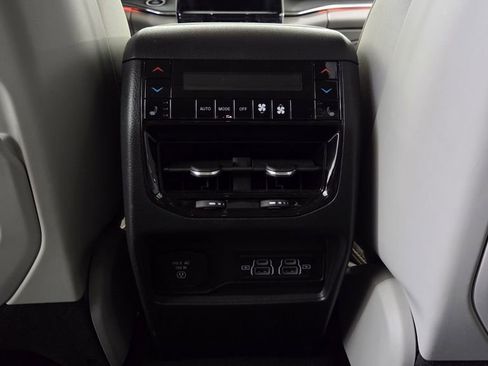 Used 2023 Jeep Grand Cherokee Overland w/ Luxury Tech Group IV image 34