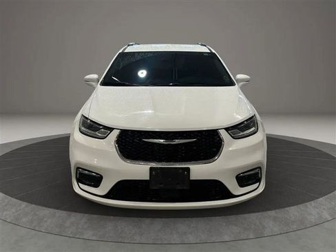 Used 2022 Chrysler Pacifica Touring-L FWD image 7