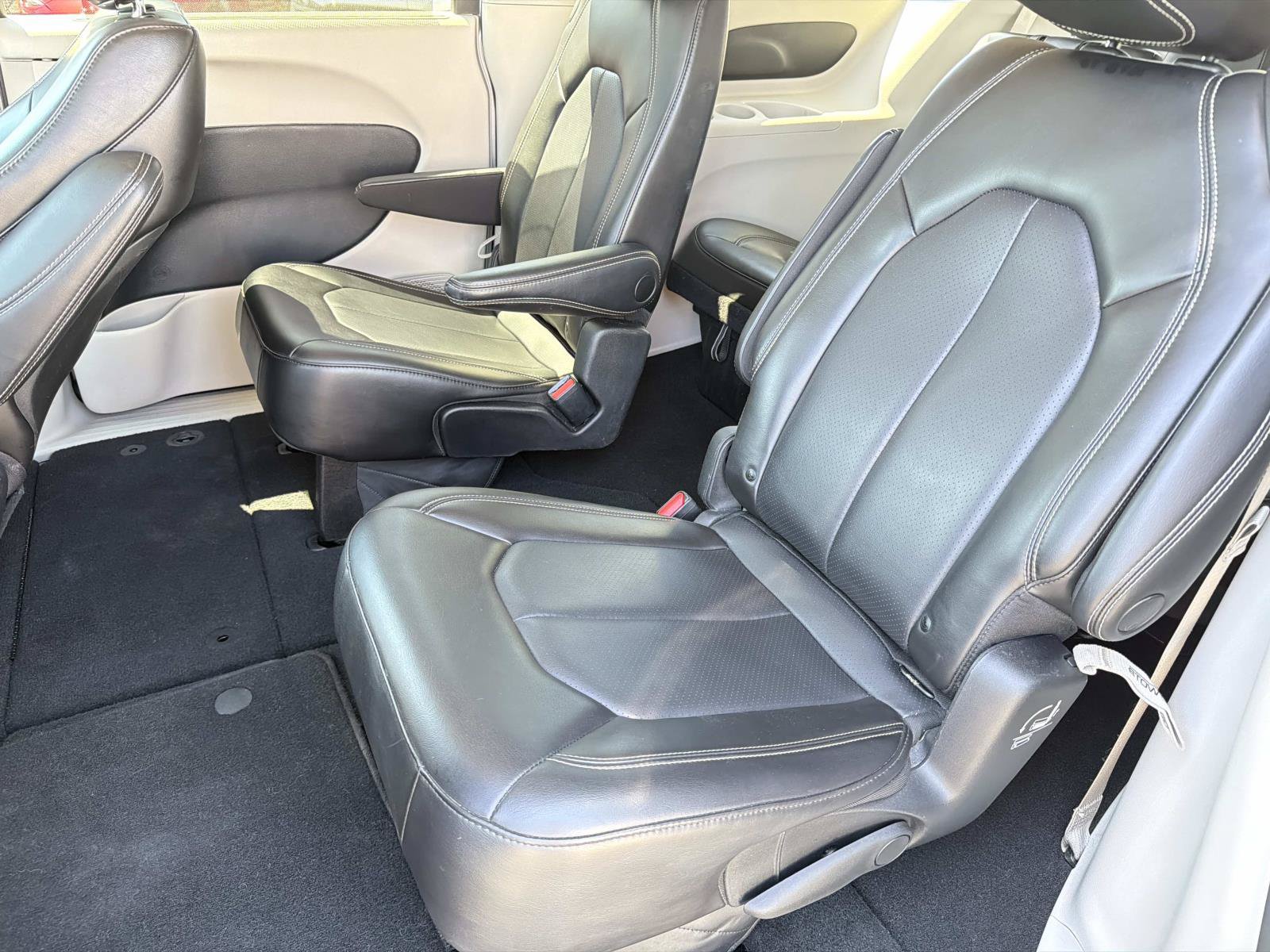 Used 2023 Chrysler Pacifica Touring-L FWD image 19