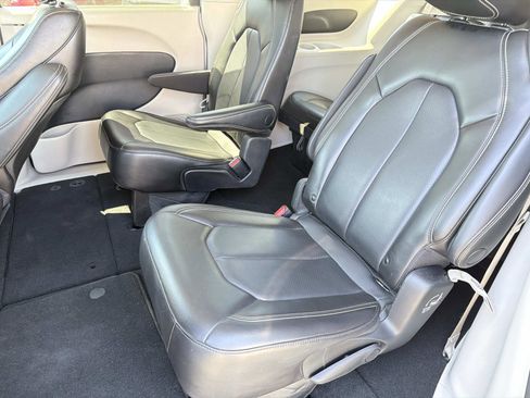 Used 2023 Chrysler Pacifica Touring-L image 19