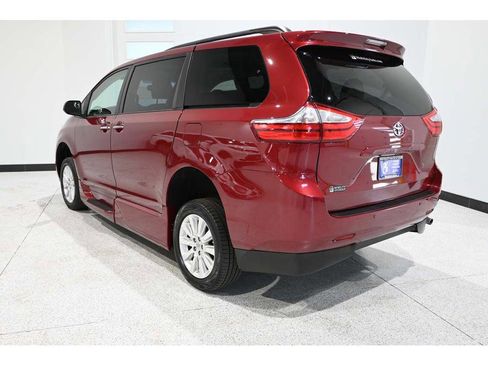 Used 2015 Toyota Sienna XLE Premium FWD image 8