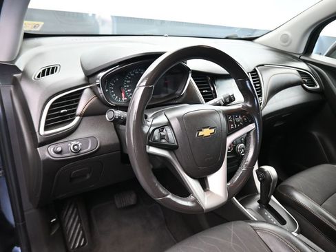 Used 2020 Chevrolet Trax LT w/ LT Convenience Package image 13