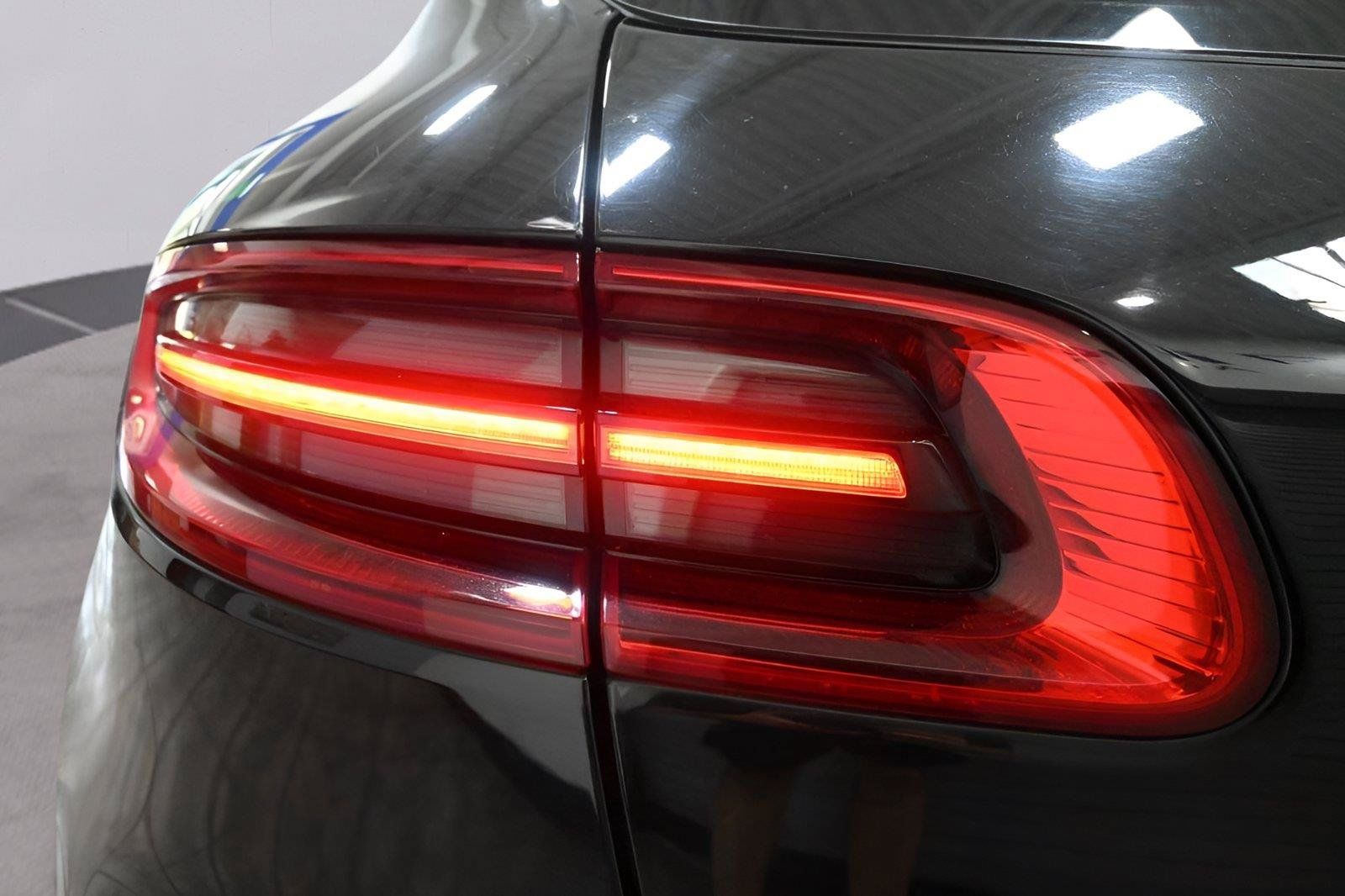 Used 2018 Porsche Macan AWD/4WD image 37