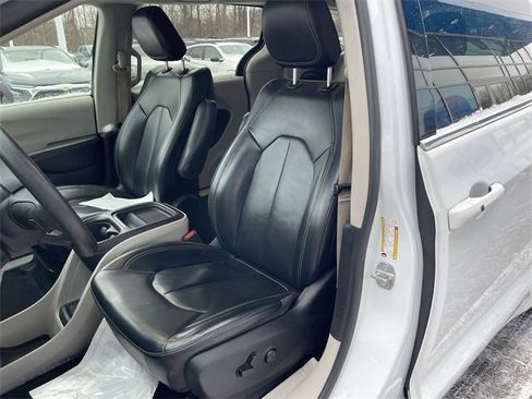 Used 2020 Chrysler Voyager Lxi image 18
