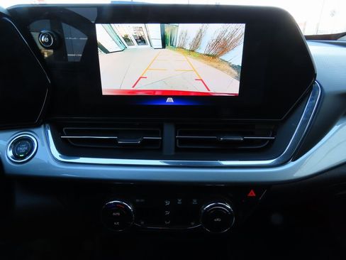 Used 2025 Chevrolet Trax LT w/ LT Convenience Package image 24