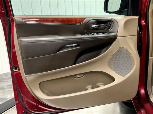 Used 2012 Chrysler Town & Country Limited w/ Luxury Group image 23