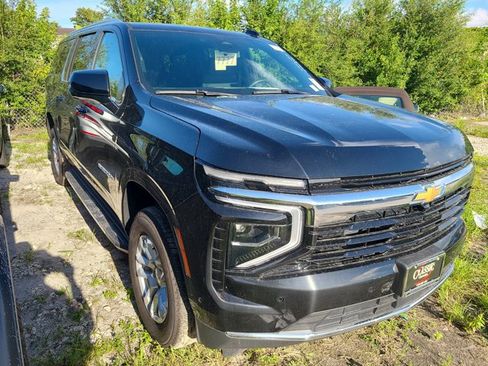 Used 2025 Chevrolet Suburban LS RWD image 4
