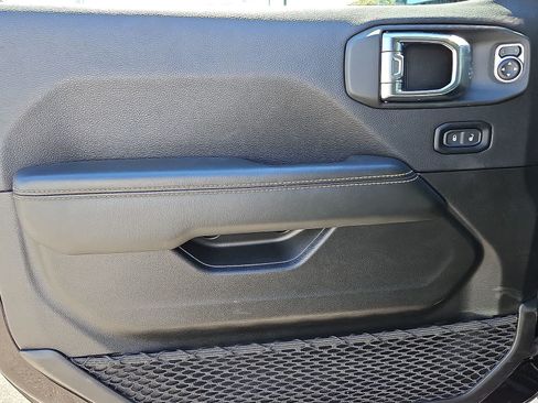 Used 2025 Jeep Wrangler Unlimited Sahara AWD/4WD image 27
