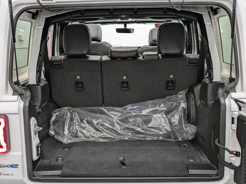 Used 2022 Jeep Wrangler Unlimited Sahara w/ Cold Weather Group image 14