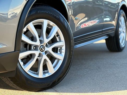 Used 2017 Nissan Rogue SV image 12