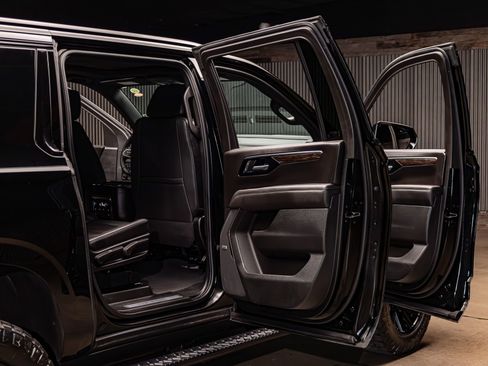 Used 2025 Chevrolet Suburban Z71 w/ Comfort Package image 31