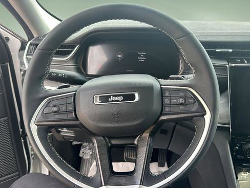 Used 2023 Jeep Grand Cherokee Limited AWD/4WD image 17
