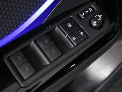 Used 2020 Toyota C-HR XLE FWD image 22