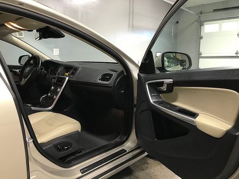Used 2017 Volvo V60 T5 Platinum FWD image 12