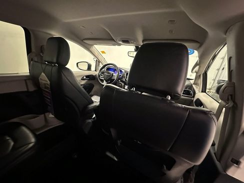 Used 2023 Chrysler Pacifica Touring-L FWD image 25