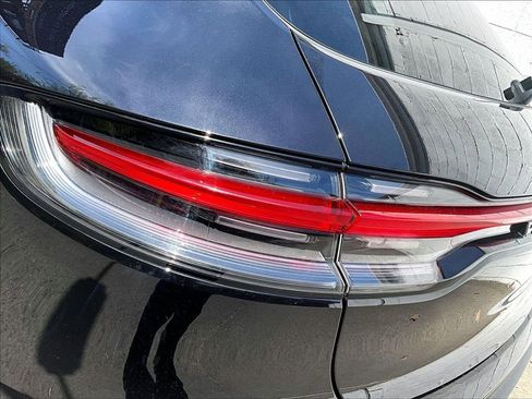 Certified 2025 Porsche Macan AWD/4WD image 31