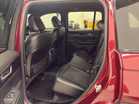 Used 2023 Jeep Grand Cherokee Altitude image 12