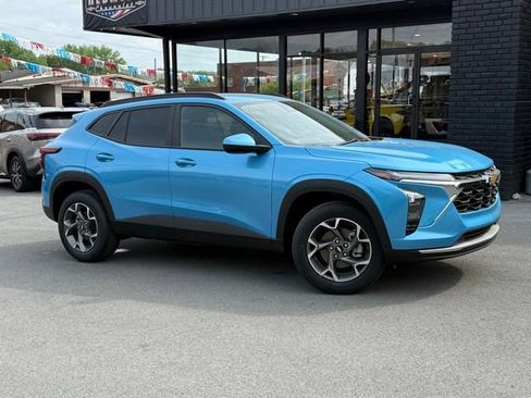 New 2026 Chevrolet Trax LT w/ LT Convenience Package FWD image 2