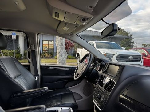 Used 2015 Chrysler Town & Country Touring w/ Driver Convenience Group image 11