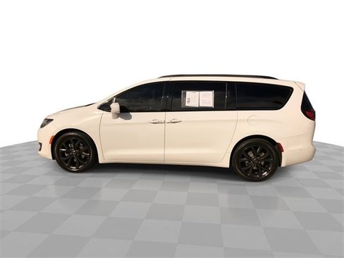 Used 2019 Chrysler Pacifica Touring-L Plus w/ Advanced Safetytec Group image 8
