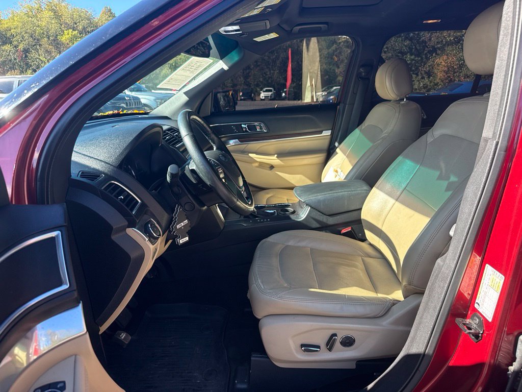 Used 2017 Ford Explorer Limited w/ Equipment Group 301A FWD image 5