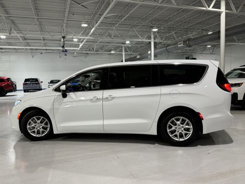 Used 2023 Chrysler Pacifica Touring-L image 18