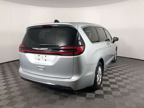 Used 2023 Chrysler Pacifica Touring-L FWD image 8