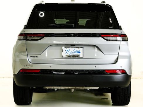 Used 2023 Jeep Grand Cherokee Altitude AWD/4WD image 7