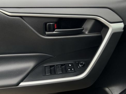 Used 2022 Toyota RAV4 LE image 17