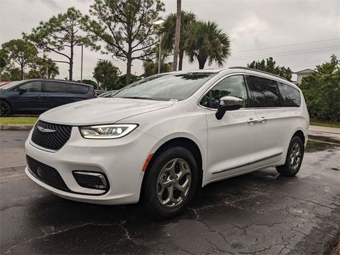 Used 2023 Chrysler Pacifica Limited image 6