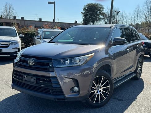Used 2017 Toyota Highlander SE image 3