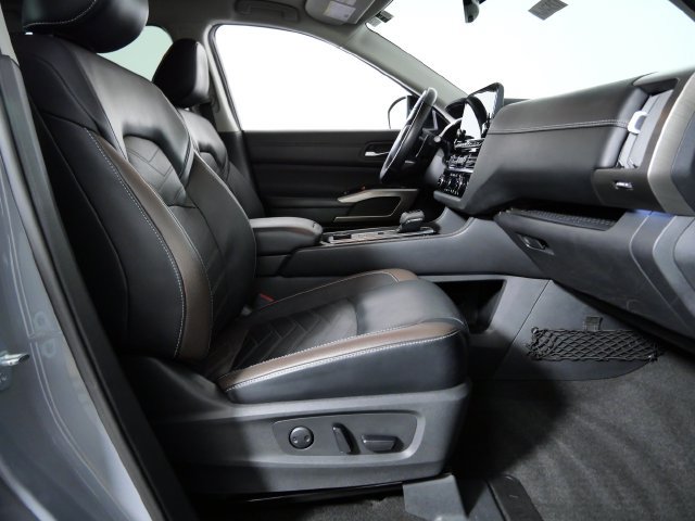 Used 2023 Nissan Pathfinder Platinum AWD/4WD image 11