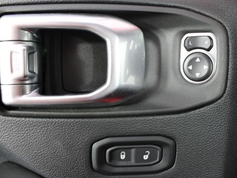 Used 2025 Jeep Wrangler Unlimited Sahara AWD/4WD image 14