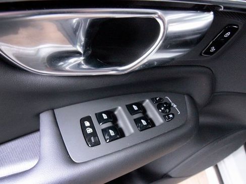 Certified 2025 Volvo XC90 T8 Plus w/ Protection Package Premier image 37